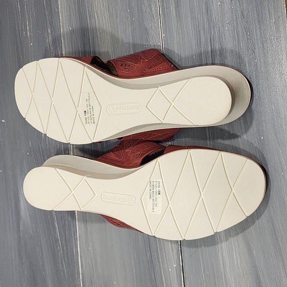 Baretraps Barb Wedge Sandals Size 10 M Chili Red Round Toe Slip On Slide - Picture 11 of 14